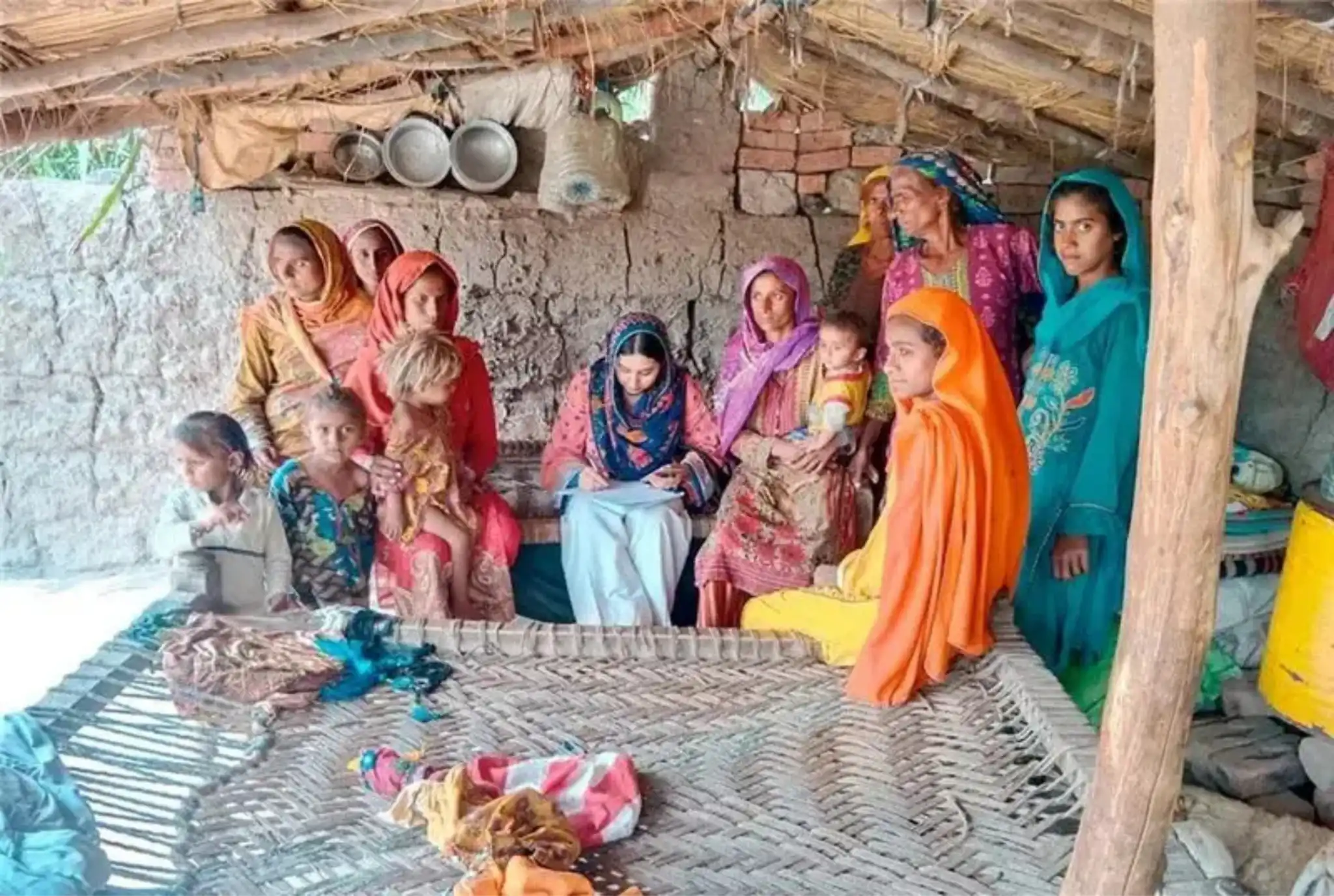 IWMI researcher speaks with women in Rahim Yar Khan District, Punjab, Pakistan,
